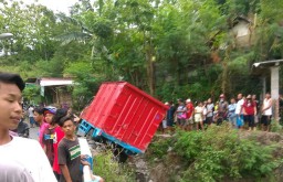 Motor Dihantam Truk, Penumpang Terpental ke Jurang dan Tewas