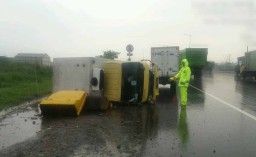 Truk Boks Terguling di Tol Dupak-Gresik