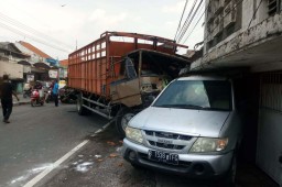 Lepas dari Derek, Truk Seruduk Mobil dan Gerobak di Sidoarjo