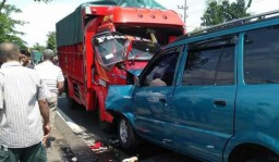 Truk Tabrak Mobil Kijang di Pasuruan, Satu Orang Tewas