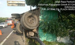 Truk Bermuatan Batu Kapur 35 Ton Terguling di Tol Kebomas Gresik