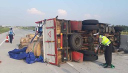 Truk Bermuatan Kardus Bekas Terguling di Tol Ngawi