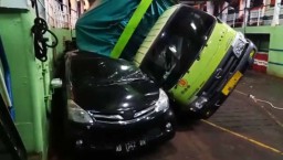 Gelombang Selat Bali Hantam Kapal, Dua Mobil Ringsek Tertimpa Truk