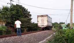 Heboh! Truk Tronton Melaju di Rel Kereta Api Pasuruan