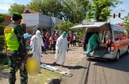 Tukang Becak Meninggal, Evakuasi Libatkan Petugas Berpakaian APD
