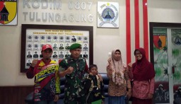 Kejutan dari TNI untuk Siswa SD Pemanjat Tiang Bendera di Tulungagung