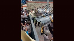 Tolak Omnibus Law di Probolinggo, Hujan Batu hingga Rusak Pagar DPRD