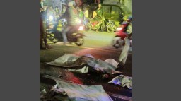 Diserempet dan Jatuh dari Motor, Ibu serta Anaknya Tewas Terlindas Trailer