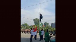 Viral Aksi Santri di Mojokerto Panjat Tiang Bendera saat Upacara