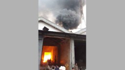 Gudang Karung di Surabaya Terbakar, 17 Mobil Damkar Dikerahkan