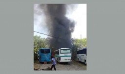 Bus Parkir di Singgasana Hotel Surabaya Hangus Tersambar Sampah yang Terbakar