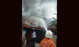 Tiga Rumah di Simolawang Pojok Surabaya Terbakar