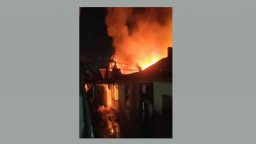 Bakar Tray Karton untuk Usir Nyamuk, Sebuah Rumah di Surabaya Terbakar