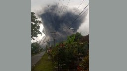 Gunung Semeru Luncurkan Awan Panas, Hujan Abu di Probolinggo