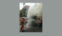 Pemilik Panaskan Mesin Mobil, Daihatsu Espass di Surabaya Terbakar