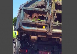 Viral Postingan Foto dan Video Munculnya Ular dari Bak Truk Sampah yang Keropos