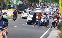 Diduga Depresi, Wanita ini Berjalan di Tengah Jalan hingga Akibatkan Kemacetan