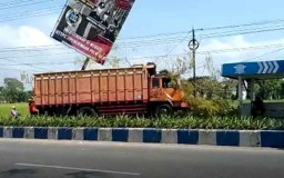 Truk Tabrak Baliho Timpa Kabel Listrik, 4.300 Pelanggan PLN Terdampak