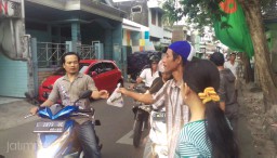 Berkah Ramadan, Warga Eks Lokalisasi Dolly Bagi-Bagi Takjil