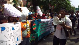 Giliran Emak-emak Demo Tolak Dolly Kembali Jadi Lokalisasi