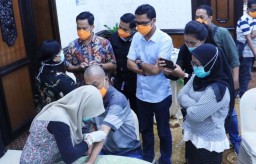 Jurnalis di Grahadi Divaksin Influenza dan Rapid Test Corona