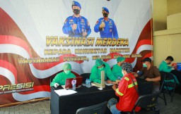 Nelayan hingga ABK di Surabaya Dapat Vaksin Gratis dari Ditpolairud Polda Jatim