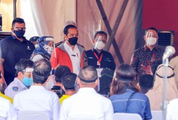 Pekerja Pelabuhan Jalani Vaksinasi Covid-19