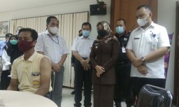 Tinjau Vaksinasi Pekerja Pabrik, Bupati Mojokerto Harap Ekonomi Segera Pulih