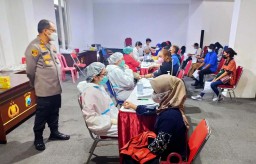 Vaksinasi Gratis di Mapolrestabes Surabaya Bikin Warga Antusias