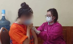 Ratusan Tahanan di Polda Jatim Jalani Vaksinasi