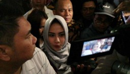 Sidang Kali ini Vanessa Angel Berjilbab, Cantik
