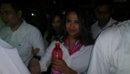 Vanessa Angel di Polda Jatim: Botol Air Minum Hingga Minta Doa