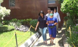 Penampilan Terbaru Vanessa Angel, Baju Tahanan Hingga Sandal Jepit