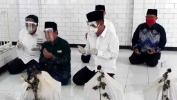 Machfud Arifin-Mujiaman Ziarah ke Makam Sunan Bungkul Sebelum ke KPU