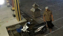 Pura-pura Ikut Salat Subuh, Pria Berkopiah Putih Curi Motor di Masjid Surabaya
