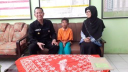 Viral Aksi Siswa SD di Tulungagung Panjat Tiang Bendera