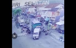Viral Video Rekaman CCTV Truk Seruduk Mobil dan Motor di Tulungagung