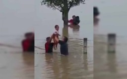 Dramatis, Penyelamatan Keluarga Korban Banjir di Pinggir Jalan Tol