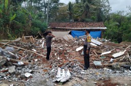 Viral Anak di Ponorogo Robohkan Rumah yang Bakal Ditempati Ibunya