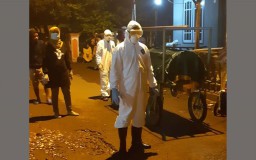 Viral Foto Petugas Berpakaian APD Berdiri di Samping Keranda Jenazah