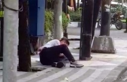 Viral Pria Terjatuh di Surabaya Dikaitkan Covid-19, Pemkot: Hanya Kram