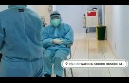 Viral Video Tenaga Medis Covid-19 di Mojokerto Salat Pakai APD
