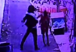 Viral Video Pria Pukuli Seorang Anak di Surabaya