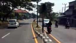 Viral Video Emak-Emak Pemotor Lawan Arus di Jalan Raya Surabaya-Malang