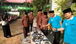 Beredar Video Pemusnahan HP Gunakan Palu Diduga di Jombang