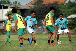 Widodo C Putra Melepas Rindu dengan Main Bola di Gresik