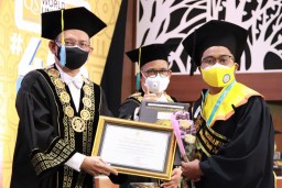 Keren! Driver Ojek Online asal Mojokerto ini Lulus S2 Cumlaude di Unair