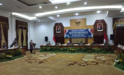 Wali Kota Risma Akui Tidak Mudah Tangani Covid-19 di Surabaya