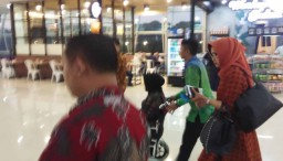 Berkursi Roda, Wali Kota Risma ke Singapura Terima Penghargaan