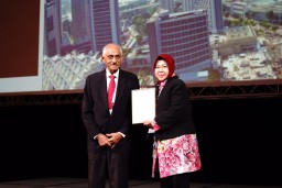 Kota Surabaya Resmi Terima Penghargaan Lee Kwan Yew di Singapura